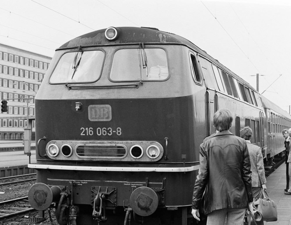 http://images.bahnstaben.de/HiFo/00019_Lokwechsel - Braunschweig Hbf am 4.6.1976/3730653264353032.jpg